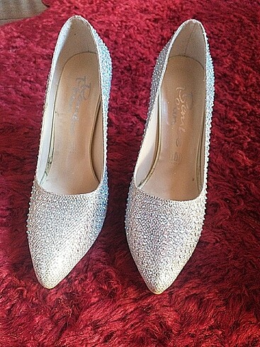 Gümüş rengi üzeri taşlı stiletto