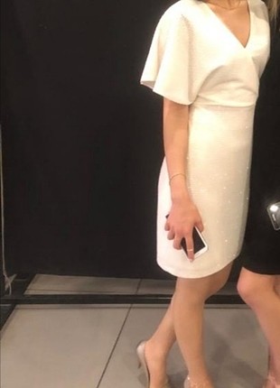 Beyaz ışıltılı elbise