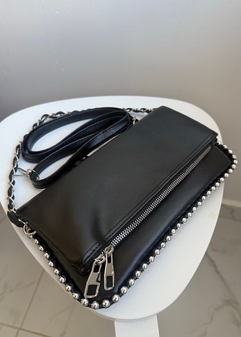 Zara Zincir Detaylı Parlak Siyah Deri El Çantası