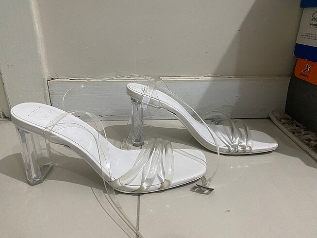 Bershka Beyaz topuklu sandalet