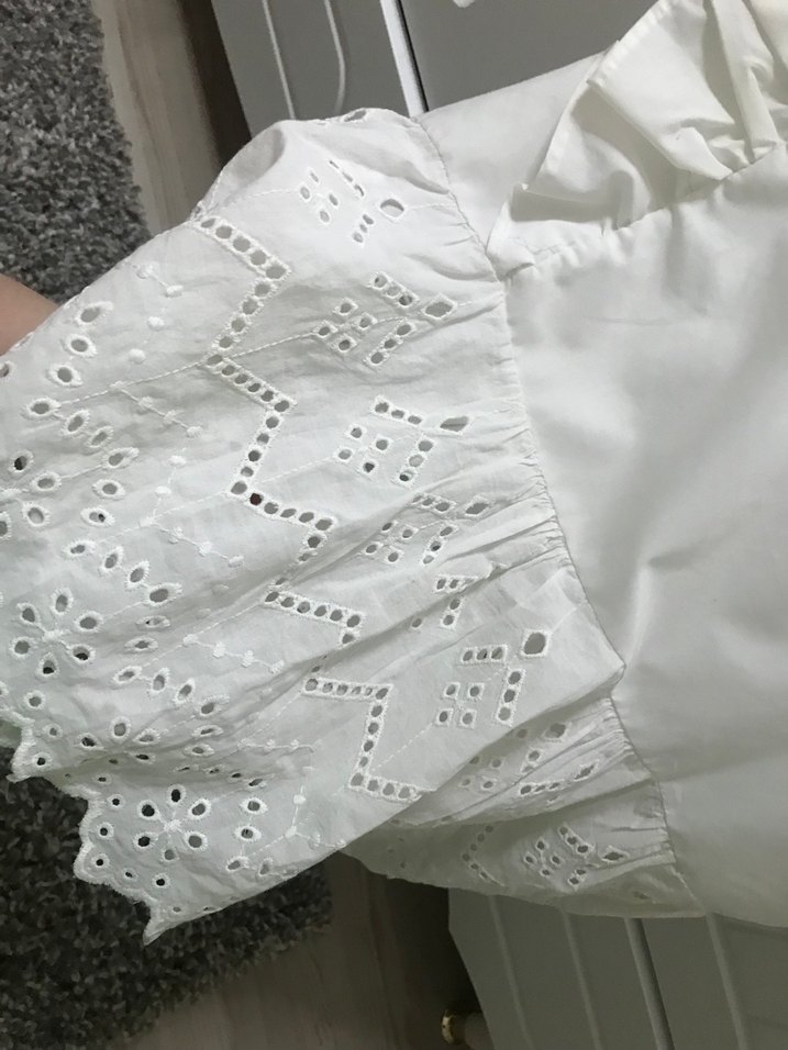 Beyaz Keten Fırfırlı Nakışlı Kolsuz Bluz - Görsel 4