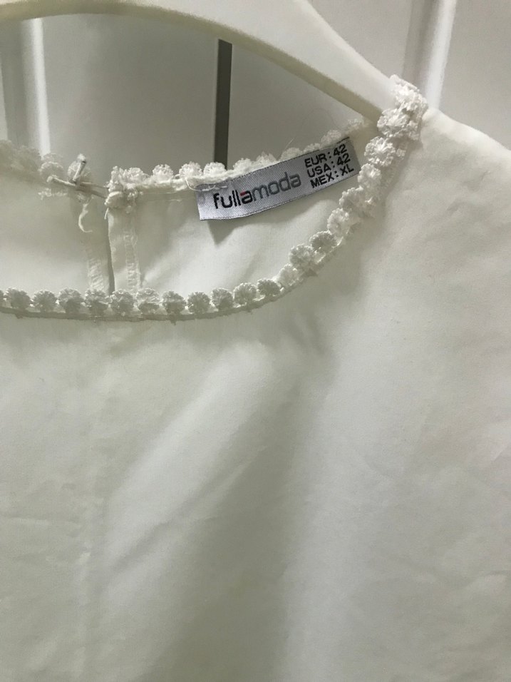 Beyaz Keten Fırfırlı Nakışlı Kolsuz Bluz - Görsel 2