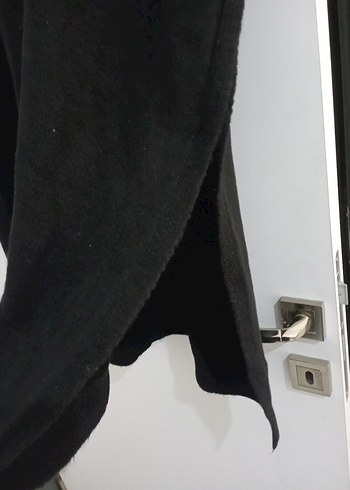 Zincir Detaylı Siyah V Yaka Uzun Triko Kazak - Görsel 3