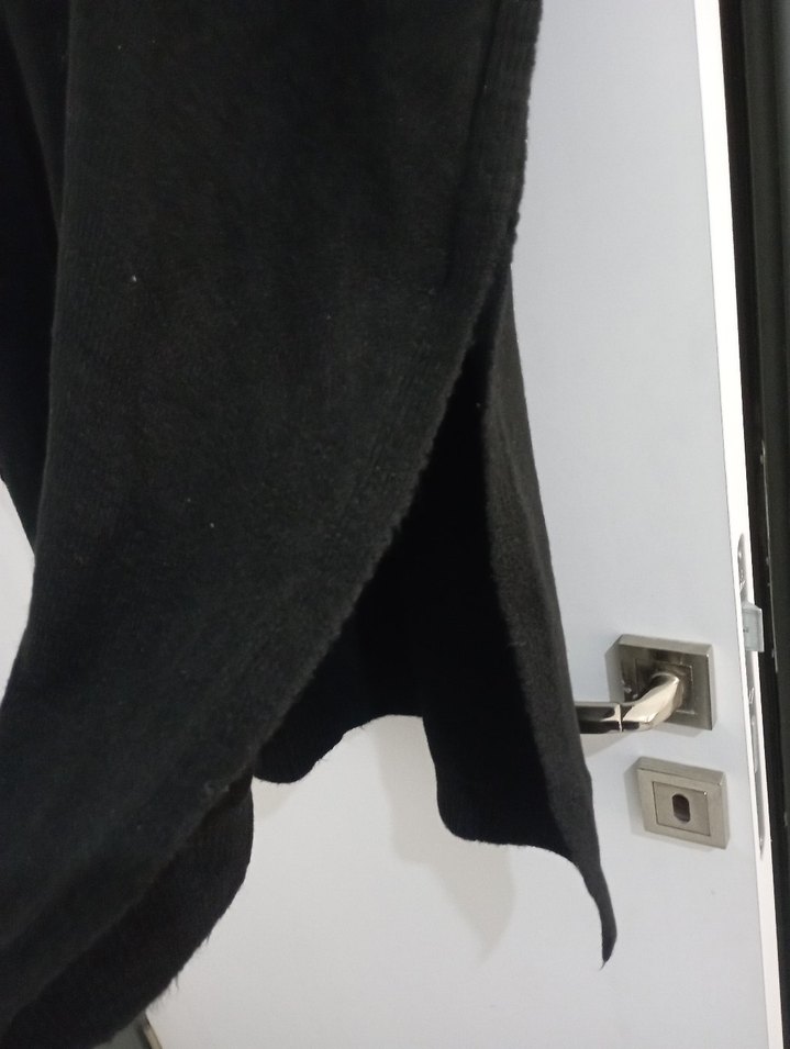 Zincir Detaylı Siyah V Yaka Uzun Triko Kazak - Görsel 3