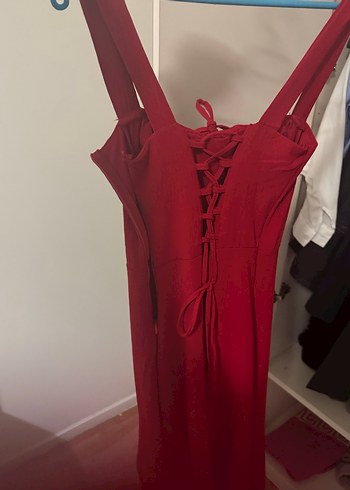 Kırmızı uzun yırtmaçlı elbise - Görsel 5