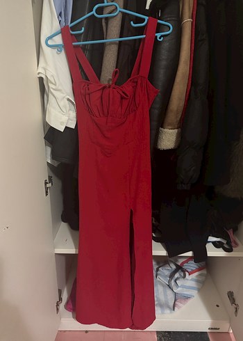 Kırmızı uzun yırtmaçlı elbise - Görsel 2