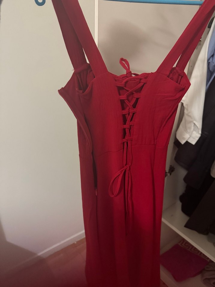 Kırmızı uzun yırtmaçlı elbise - Görsel 5