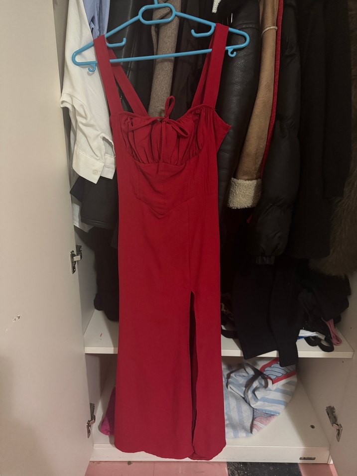 Kırmızı uzun yırtmaçlı elbise - Görsel 2