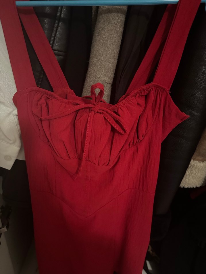 Kırmızı uzun yırtmaçlı elbise - Görsel 3