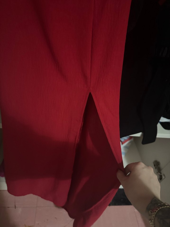 Kırmızı uzun yırtmaçlı elbise - Görsel 4