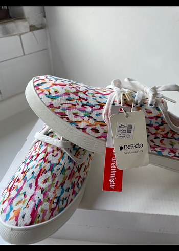 Yazlık renkli sneaker beyaz Desenli
