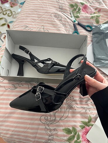 Siyah rugan stiletto topuklu ayakkabı