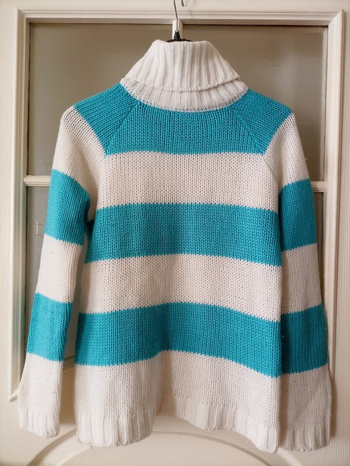 Mavi Beyaz Çizgili Boğazlı Örgü Kazak - Görsel 4