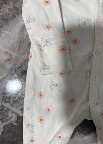 Beyaz Çiçek Desenli Bebek Tulum - Görsel 2