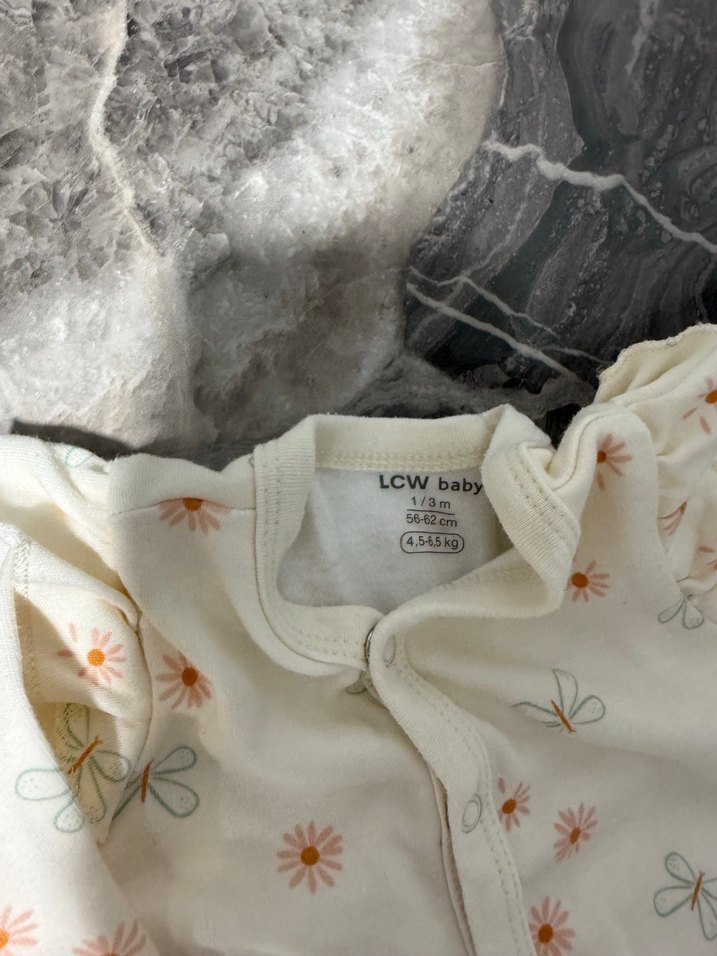 Beyaz Çiçek Desenli Bebek Tulum - Görsel 4