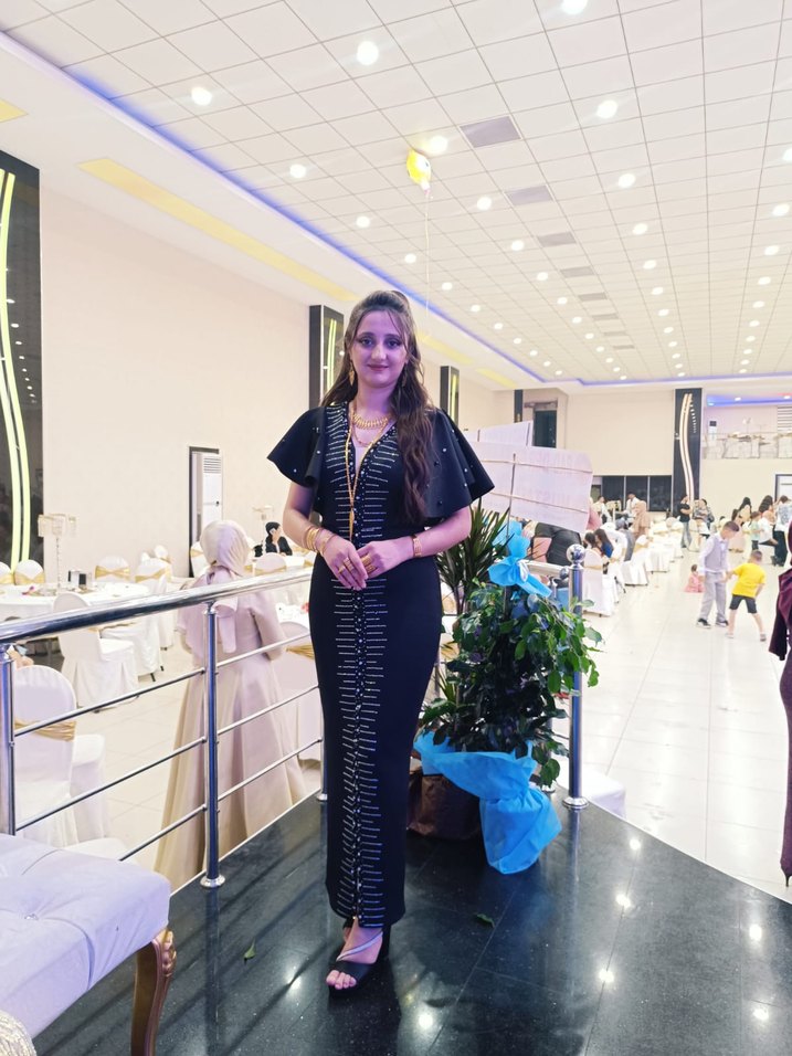 Uzun Siyah V Yakalı Drapeli Kadın Elbise - Görsel 3