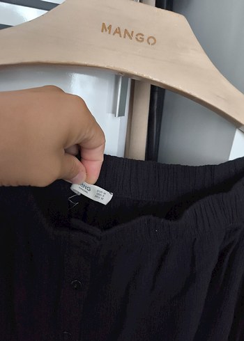 m Beden Mango Kayık Yaka Düğmeli Siyah Kadın Bluz