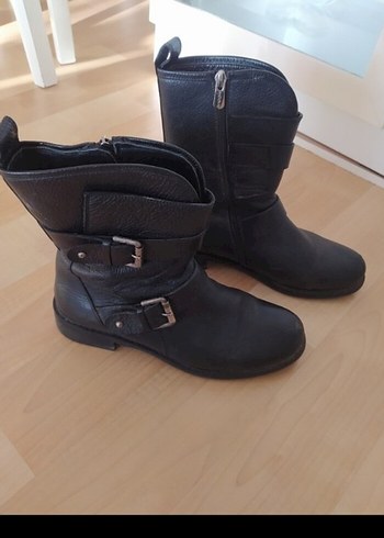 Siyah Deri Tokalı Biker Topuklu Kadın Bot