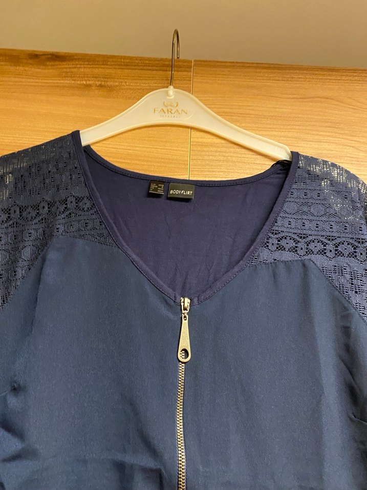 Kadın Lacivert V Yaka Kısa Kollu Bluz - Görsel 2