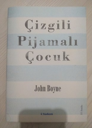 Çizgili pijamalı çocuk 