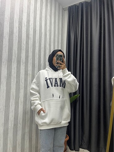 Mavi yazılı beyaz sweatshirt