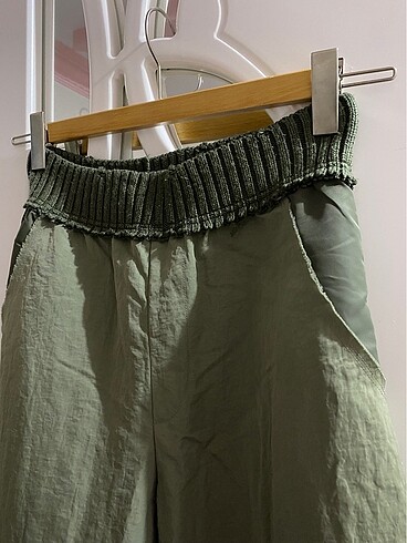 Zara kırkyama tasarımlı haki renk pantolon - Görsel 6