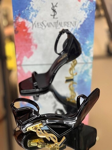 Yves Saint Laurent Gold detaylı topuklu ayakkabı