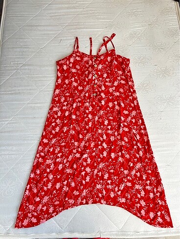 Kırmızı çiçekli yazlık elbise