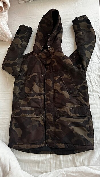 Bershka kamuflaj mont