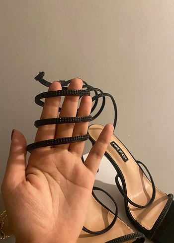 Nine West Siyah Yılan Desenli İnce Topuklu Sandalet - Görsel 6