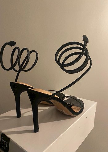 Nine West Siyah Yılan Desenli İnce Topuklu Sandalet - Görsel 5