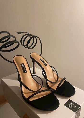 Nine West Siyah Yılan Desenli İnce Topuklu Sandalet - Görsel 2