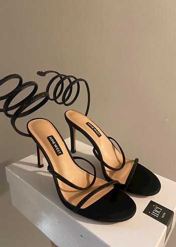 Nine West Siyah Yılan Desenli İnce Topuklu Sandalet - Görsel 3
