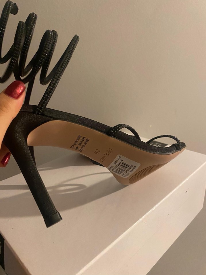 Nine West Siyah Yılan Desenli İnce Topuklu Sandalet - Görsel 4