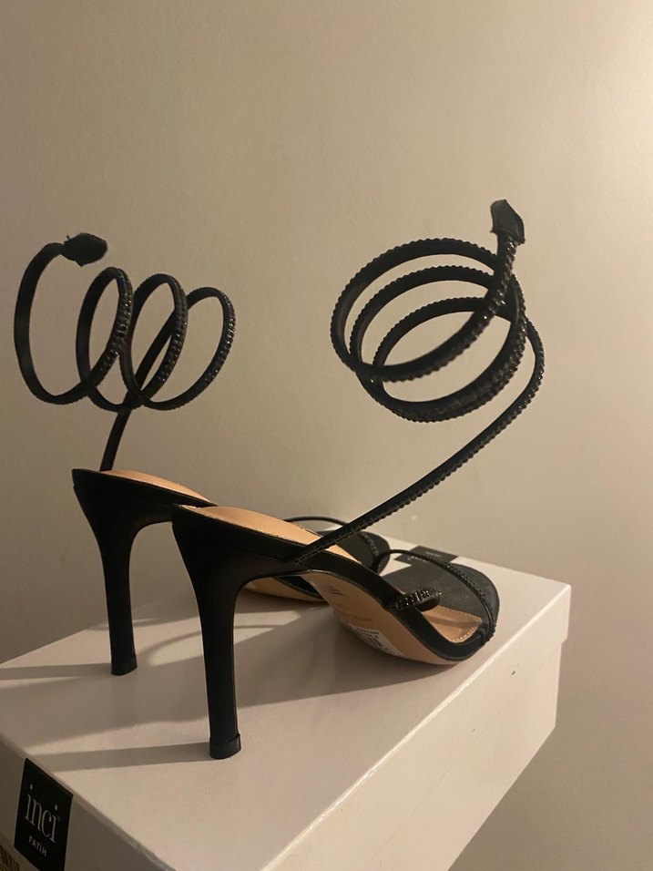 Nine West Siyah Yılan Desenli İnce Topuklu Sandalet - Görsel 5