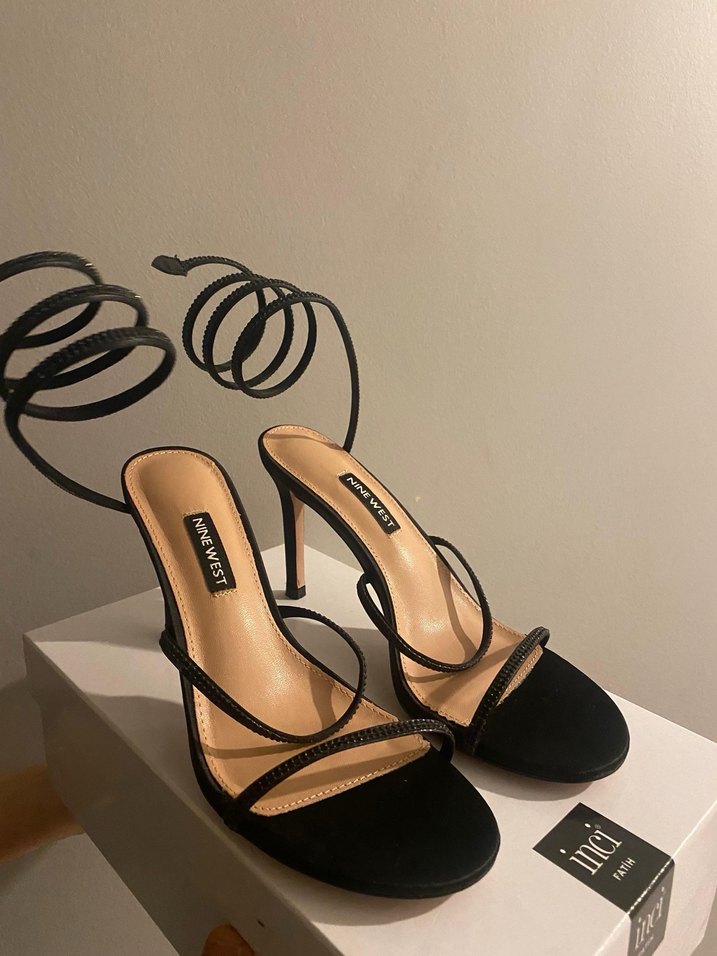 Nine West Siyah Yılan Desenli İnce Topuklu Sandalet - Görsel 2