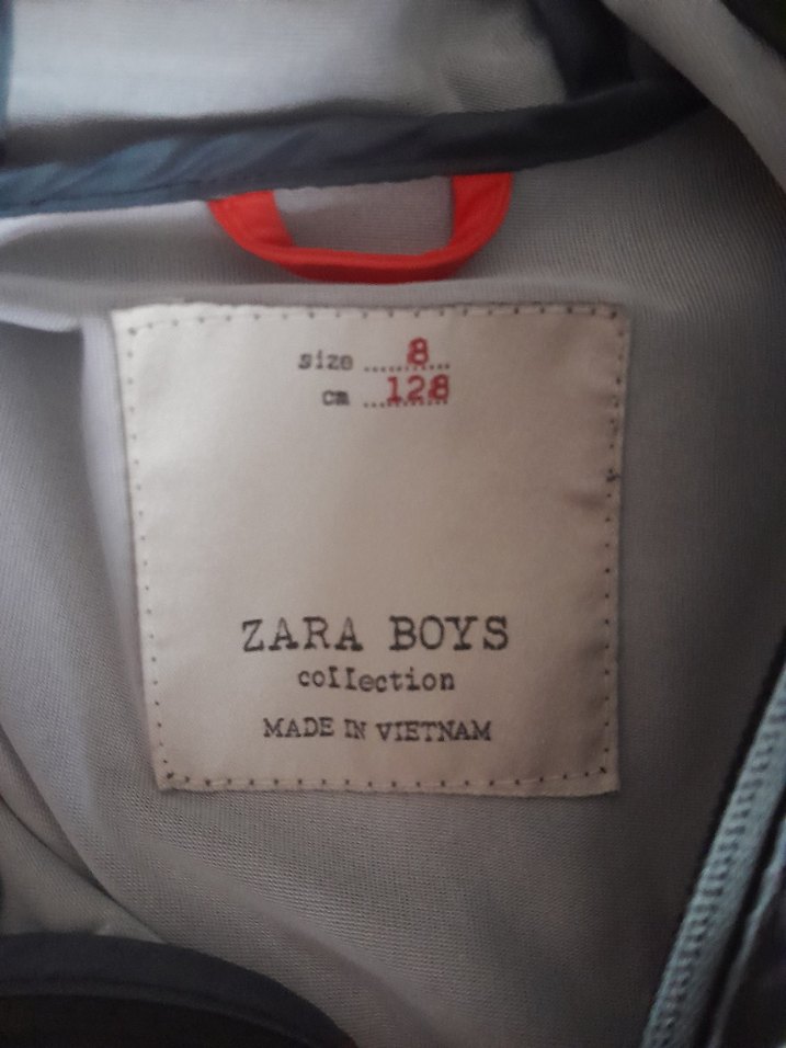 Erkek Çocuk Kırmızı Kapüşonlu Yağmurluk - Görsel 3