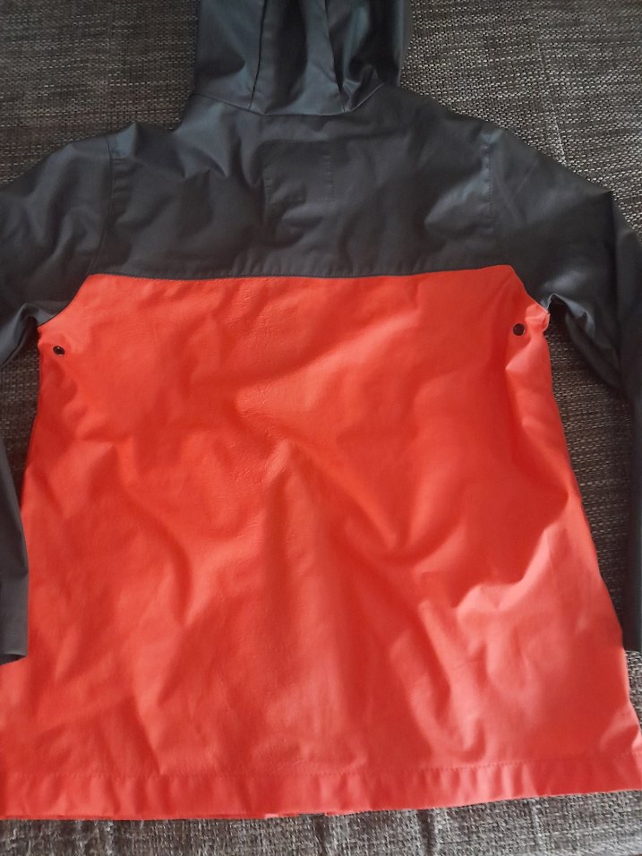 Erkek Çocuk Kırmızı Kapüşonlu Yağmurluk - Görsel 2