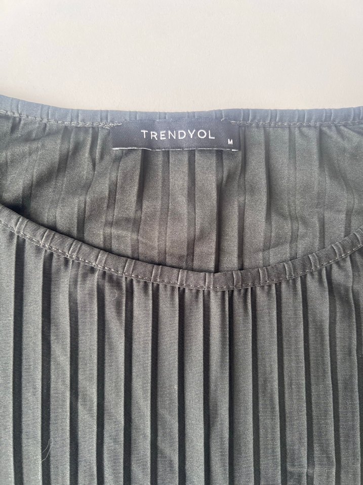 Kadın Koyu Yeşil Piliseli Kısa Kollu Bluz - Görsel 3