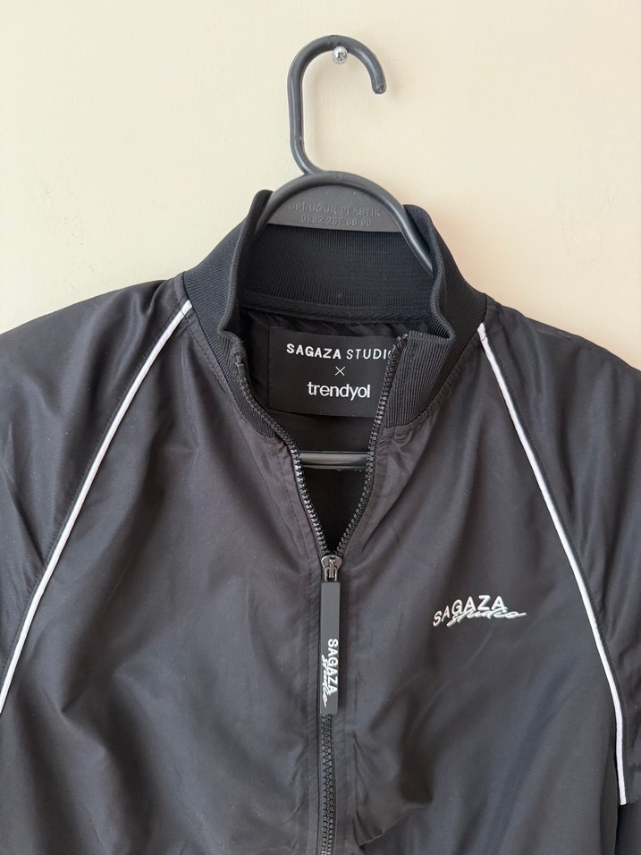 Sagaza Siyah Fermuarlı Kısa Spor Kadın Ceket - Görsel 3