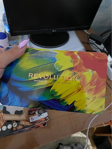 Revolution far paleti