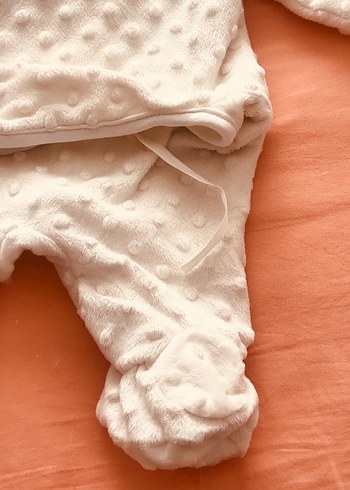 Kapüşonlu Beyaz Örgü Bebek Tulumu - Görsel 4