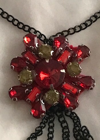 Uzun Kırmızı Gotik Boncuklu Kadın Kolye - Görsel 3