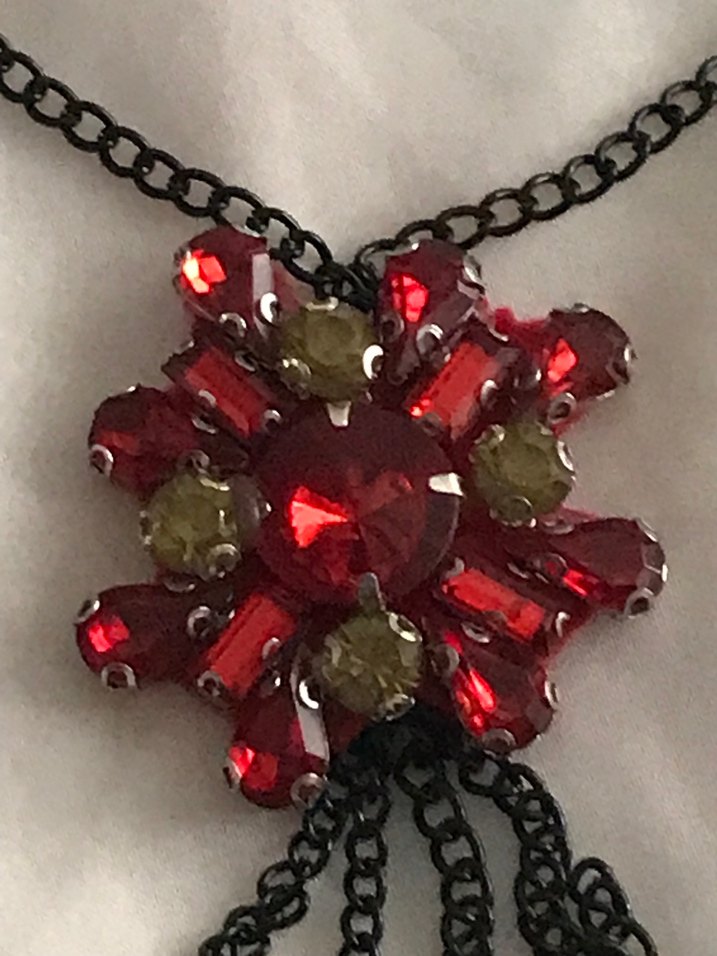 Uzun Kırmızı Gotik Boncuklu Kadın Kolye - Görsel 3