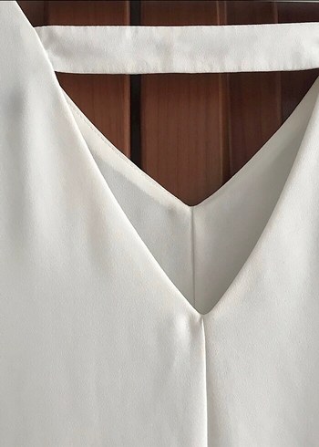 Beyaz V Yakalı Kolsuz Kadın Bluz - Görsel 4