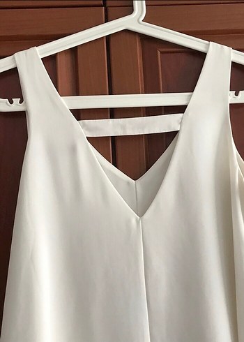 Beyaz V Yakalı Kolsuz Kadın Bluz - Görsel 2