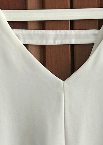 Beyaz V Yakalı Kolsuz Kadın Bluz - Görsel 10