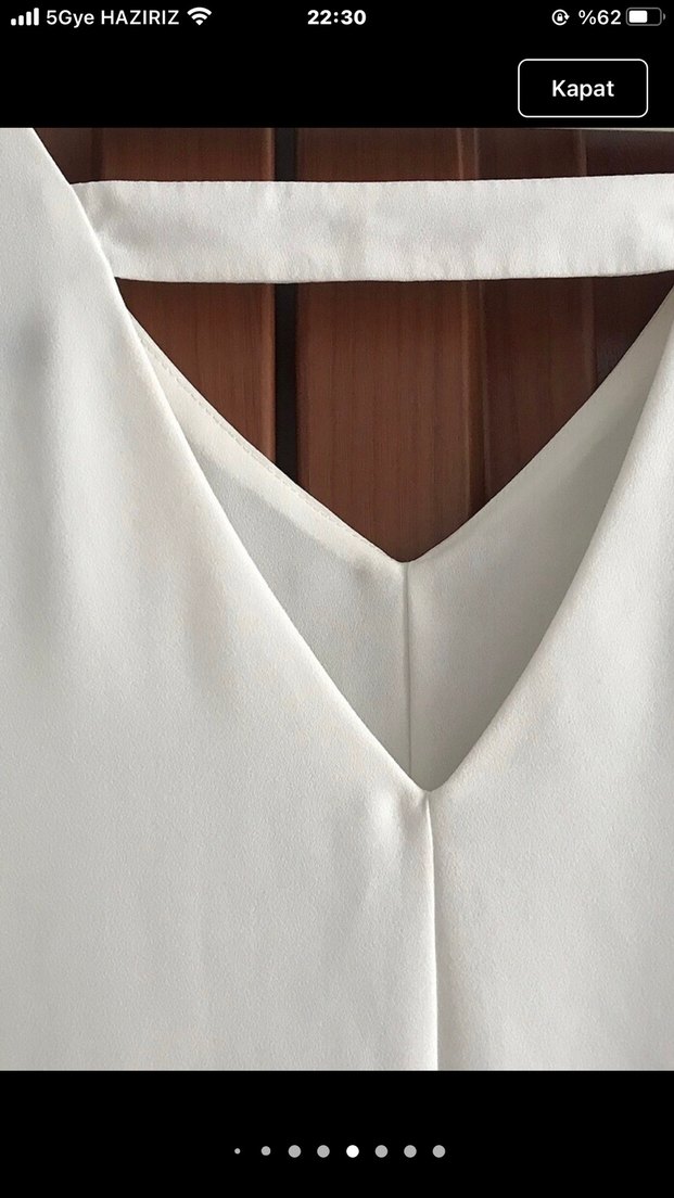 Beyaz V Yakalı Kolsuz Kadın Bluz - Görsel 4