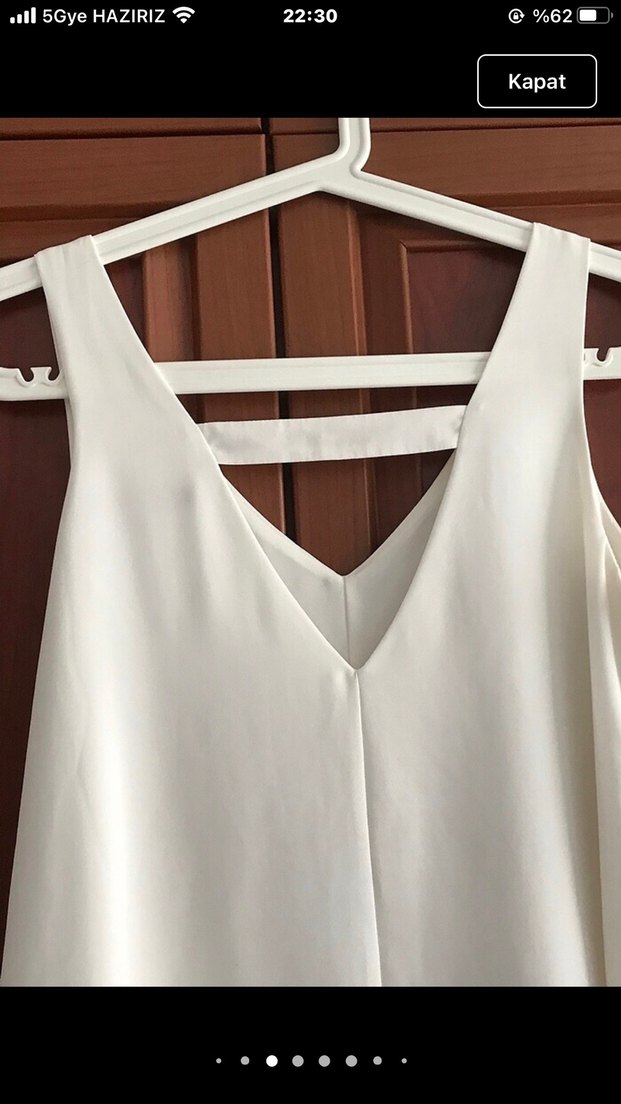 Beyaz V Yakalı Kolsuz Kadın Bluz - Görsel 2