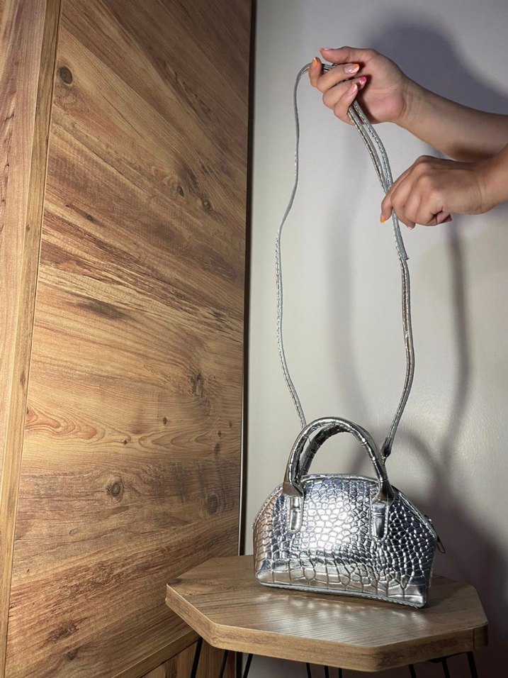 Gri Yılan Derisi Desenli Metal Kadın Çanta - Görsel 4